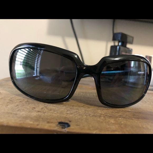 D&G polarized sunglasses ONLY USED ONCE - Picture 3 of 3